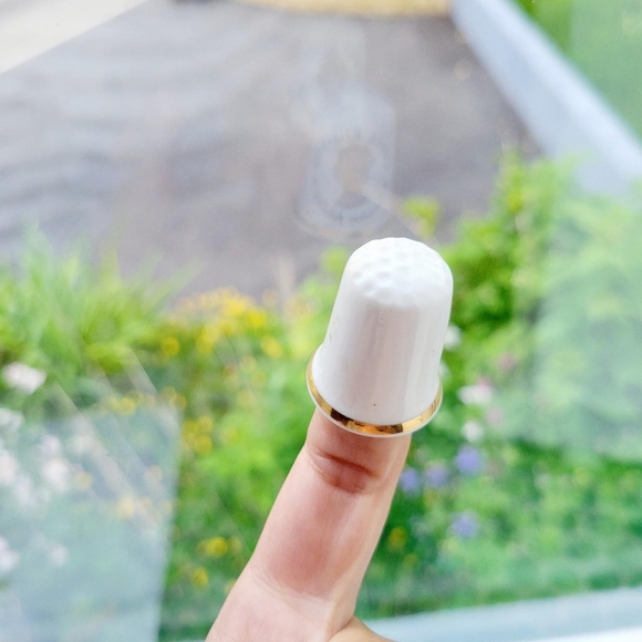 Vintage Queen Elizabeth II Queen's Golden Jubilee Fine Bone China Thimble - Picture 6 of 7